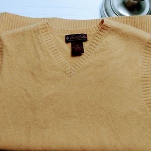 Sweater vest (says that it is XL but feels like a M)